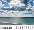 白い砂浜と青い海が広がる癒しの風景 121325592