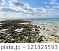 岩場と透明な海が作り出す壮大な自然の風景 121325593