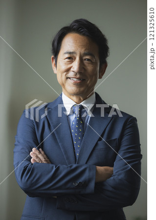 腕組みをするビジネスマン 腕組みをするビジネスマン 121325610