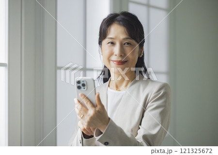 スマホを操作するビジネスウーマン スマホを操作するビジネスウーマン 121325672