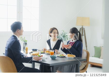 家族の朝の食卓イメージ     家族の朝の食卓イメージ     121325849