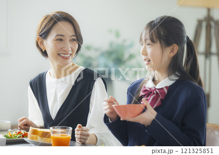 家族の朝の食卓イメージ　 　　 121325851