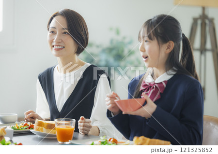 家族の朝の食卓イメージ　 　　 121325852