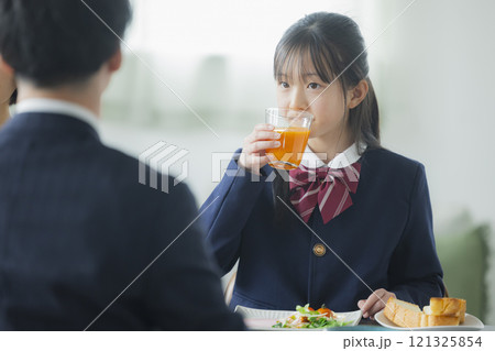 家族の朝の食卓イメージ　 　　 121325854