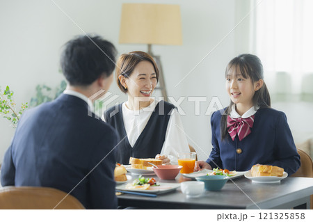 家族の朝の食卓イメージ　 　　 121325858