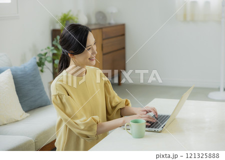 テレワークをする若い女性 121325888