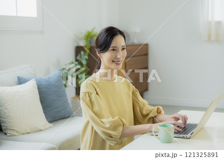 テレワークをする若い女性 121325891