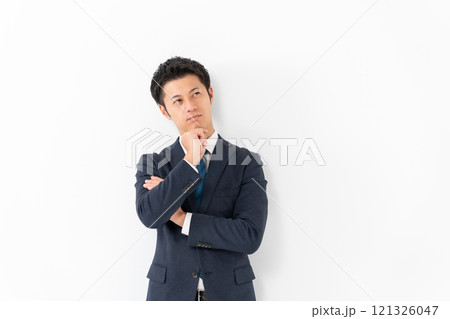 ビジネスマン　悩む　考える 121326047