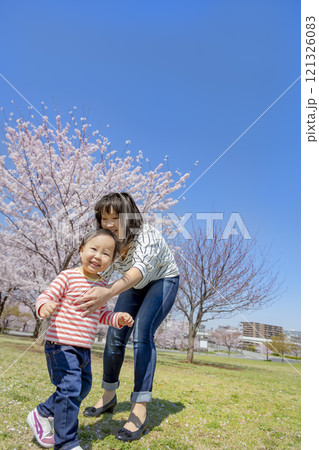 桜の咲く公園で遊ぶ母と子 桜の咲く公園で遊ぶ母と子 121326083