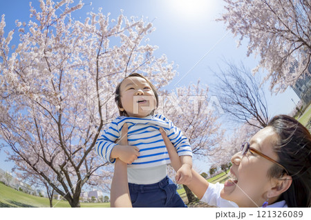 桜の咲く公園で遊ぶ母と子 121326089
