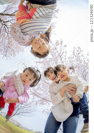 桜の咲く公園で遊ぶ母と子たち 桜の咲く公園で遊ぶ母と子たち 121326090