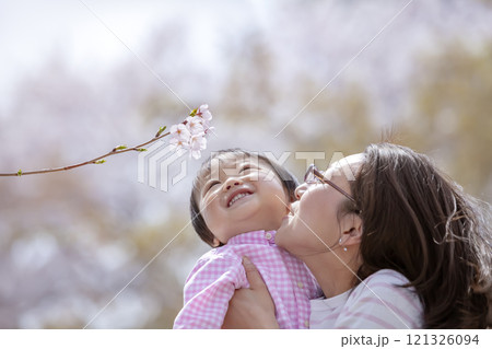 桜の咲く公園で遊ぶ母と子 121326094