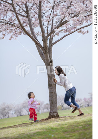 桜の咲く公園で遊ぶ母と子 桜の咲く公園で遊ぶ母と子 121326098