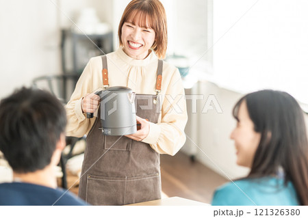 ケトルを持ったカフェ店員とカップル 121326380