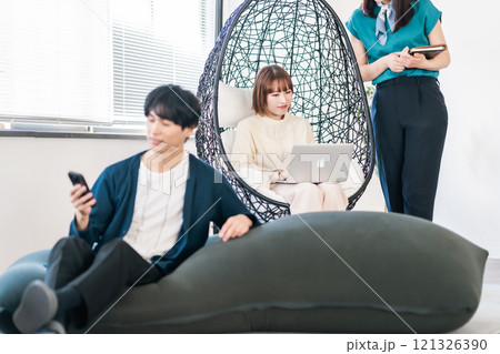 クリエータオフィスで働くカジュアル姿のビジネスマン 121326390