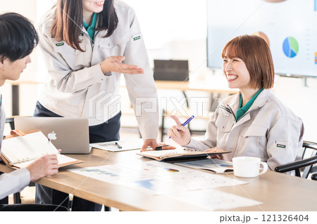 デザインレビューをするエンジニアグループ デザインレビューをするエンジニアグループ 121326404