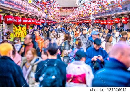 日本の東京都市景観 年の瀬。暖かな日差し…外国人観光客らで賑わう浅草寺。まるで人種のるつぼ…＝20日 121326611