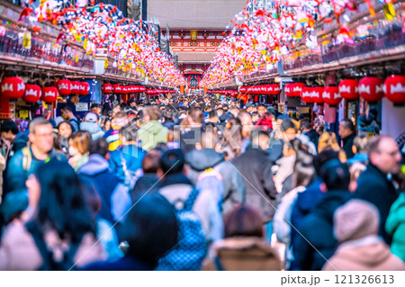 日本の東京都市景観 年の瀬。暖かな日差し…外国人観光客らで賑わう浅草寺。まるで人種のるつぼ…＝20日 121326613