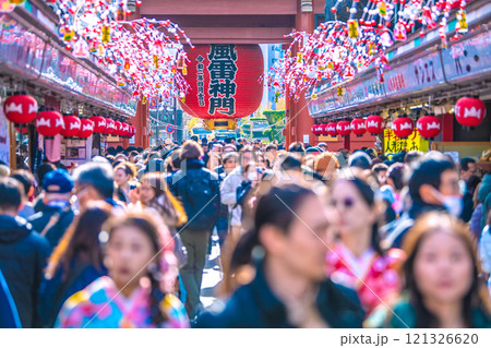 日本の東京都市景観 年の瀬。暖かな日差し…外国人観光客らで賑わう浅草寺。まるで人種のるつぼ…＝20日 121326620