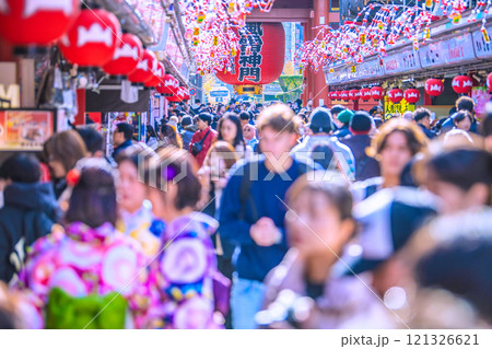日本の東京都市景観 年の瀬。暖かな日差し…外国人観光客らで賑わう浅草寺。まるで人種のるつぼ…=20日 日本の東京都市景観 年の瀬。暖かな日差し…外国人観光客らで賑わう浅草寺。まるで人種のるつぼ…=20日 121326621