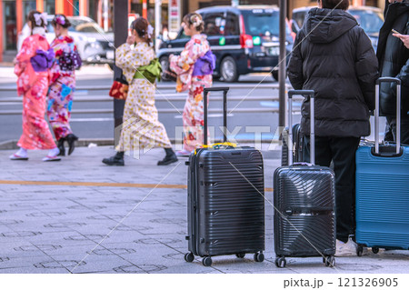 日本の東京都市景観 年の瀬。インバウンド続く…浅草駅前、吾妻橋交差点にもスーツケースの観光客が続々… 日本の東京都市景観 年の瀬。インバウンド続く…浅草駅前、吾妻橋交差点にもスーツケースの観光客が続々… 121326905