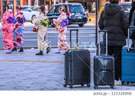 日本の東京都市景観 年の瀬。インバウンド続く…浅草駅前、吾妻橋交差点にもスーツケースの観光客が続々… 日本の東京都市景観 年の瀬。インバウンド続く…浅草駅前、吾妻橋交差点にもスーツケースの観光客が続々… 121326906