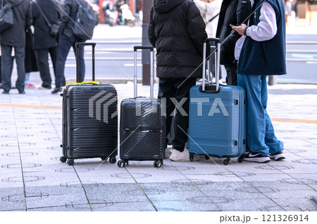 日本の東京都市景観 年の瀬。インバウンド続く…浅草駅前、吾妻橋交差点にもスーツケースの観光客が続々… 121326914