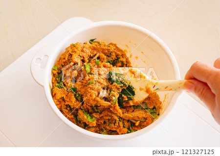 味噌玉作り 具材を混ぜる 味噌玉作り 具材を混ぜる 121327125