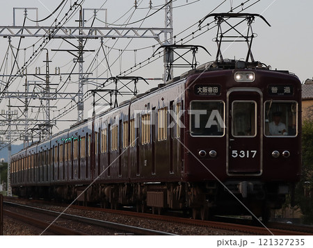 南茨木駅付近を下る5300系普通(5317) 121327235