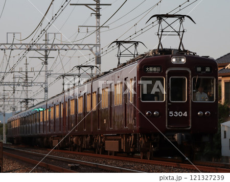 南茨木駅付近を下る5300系普通(5304) 121327239