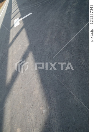 道路に四角形の影が落ちる 道路に四角形の影が落ちる 121327345