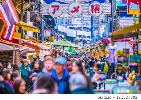 日本の東京都市景観　年の瀬。インバウンド続く…外国人観光客らで賑わうアメ横…＝12月20日 121327802