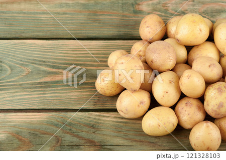 Washed unpeeled ripe baby potatoes on a wooden surface. Washed unpeeled ripe baby potatoes on a wooden surface. 121328103
