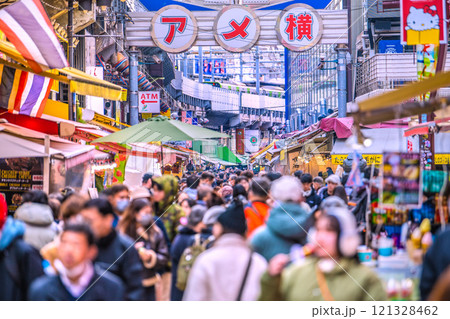 日本の東京都市景観　年の瀬。インバウンド続く…外国人観光客らで賑わうアメ横…＝令和6年12月20日 121328462