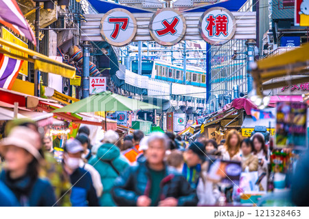 日本の東京都市景観　年の瀬。インバウンド続く…外国人観光客らで賑わうアメ横…＝令和6年12月20日 121328463