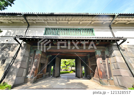 皇居「江戸城」平川門(渡櫓門)の様子 皇居「江戸城」平川門(渡櫓門)の様子 121328557