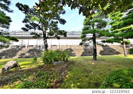 皇居「江戸城」平川門(渡櫓門)の様子 皇居「江戸城」平川門(渡櫓門)の様子 121328562