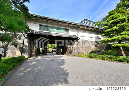 皇居「江戸城」平川門(渡櫓門)の様子 皇居「江戸城」平川門(渡櫓門)の様子 121328566