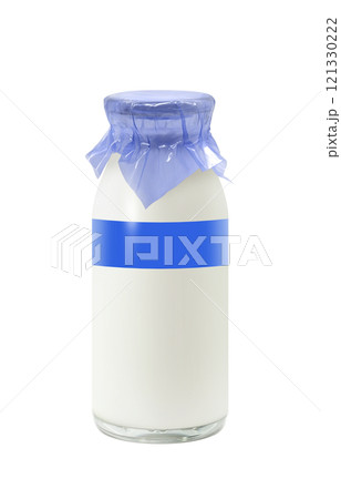 牛乳のイラスト 牛乳瓶 リアル 121330222