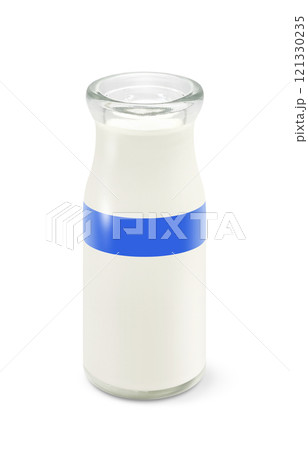 牛乳のイラスト 牛乳瓶 リアル 121330235