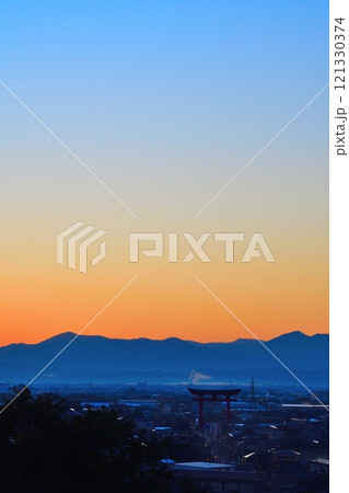 朝の弥彦大鳥居（新潟県） 121330374