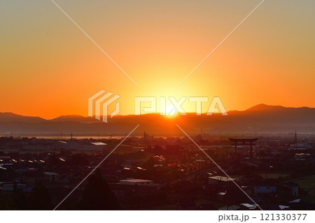 朝の弥彦大鳥居(新潟県) 朝の弥彦大鳥居(新潟県) 121330377