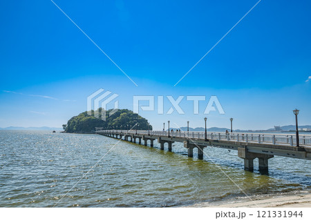 蒲郡市の竹島園地と海に架かる竹島橋と竹島の風景(愛知県) 121331944