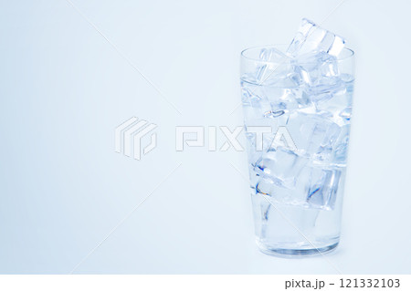 グラスの氷水 121332103