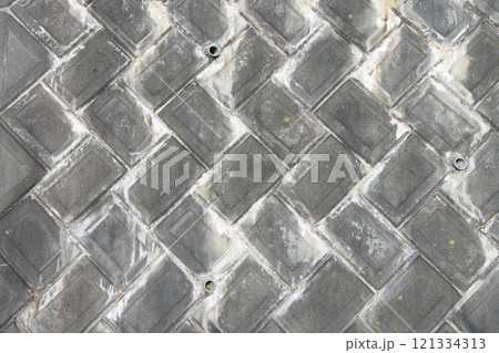 コンクリート積みブロック擁壁表面に染み出した白い汚れ 121334313