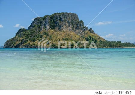 Paradisiacal Views of the beach at Poda Island, Koh Phi Phi Islands. Paradisiacal Views of the beach at Poda Island, Koh Phi Phi Islands. 121334454
