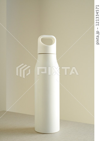 取ってつきの白いステンレスボトル　白背景 121334571