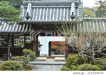 琴坂のモミジが垣間見える興聖寺(京都府宇治市) 121334574