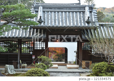 琴坂のモミジが垣間見える興聖寺(京都府宇治市) 121334575