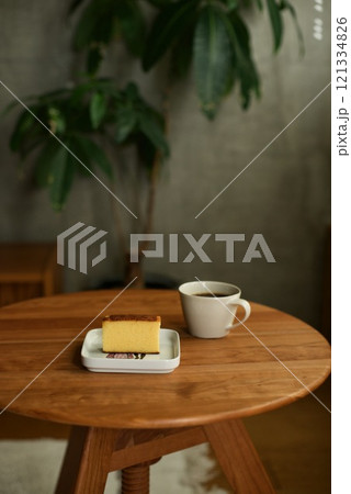 ホットコーヒーとおやつのカステラ ホットコーヒーとおやつのカステラ 121334826